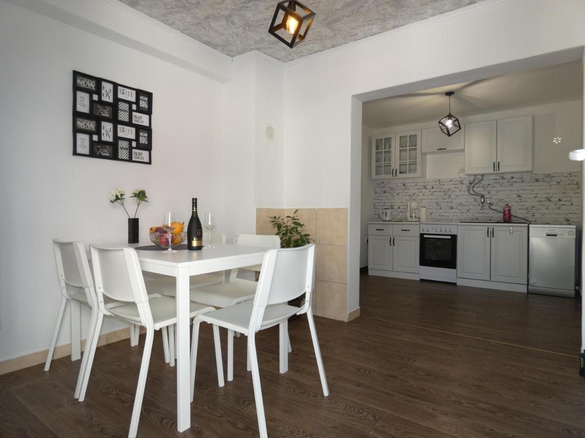 Holiday House Sia Ясенице Екстериор снимка